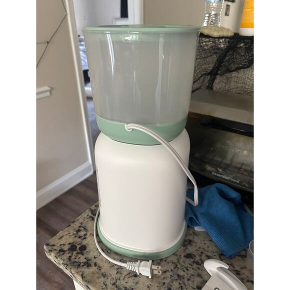 Momcozy water warmer for night feedings, instant bottle water warmer for formula - Picture 7 of 11